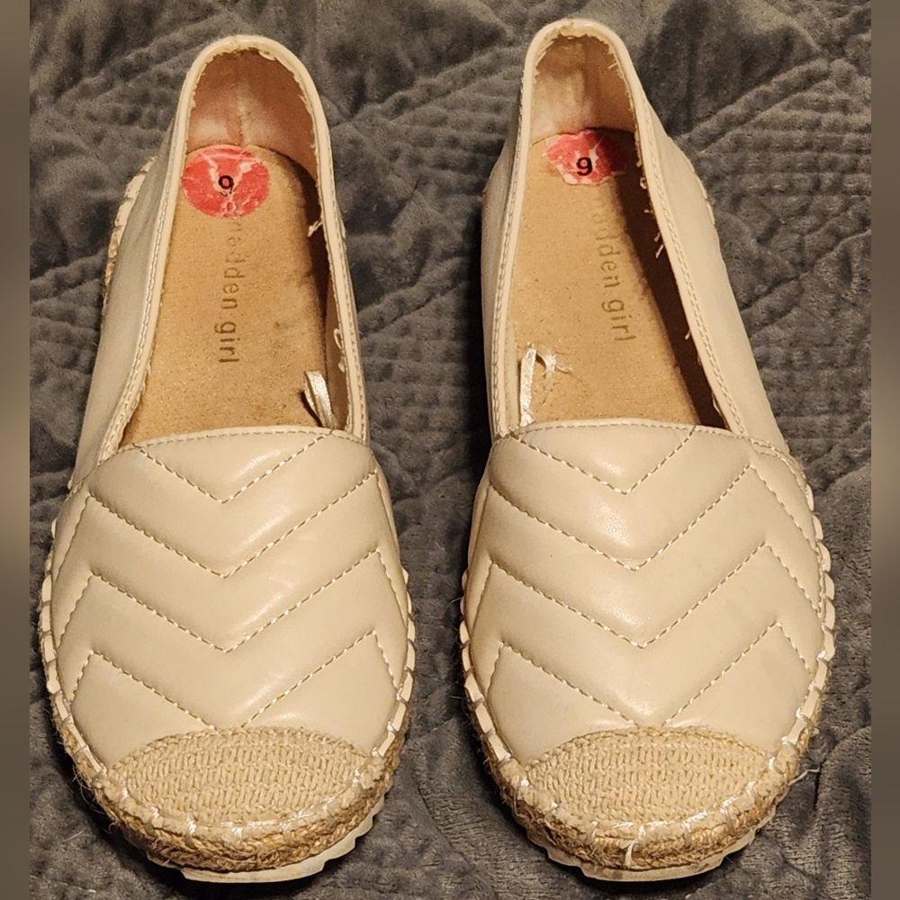 Madden Girl Flat Shoe Women's Sz 6 Slip On Espadrille Chevron Quilted Bone tan - Picture 2 of 8